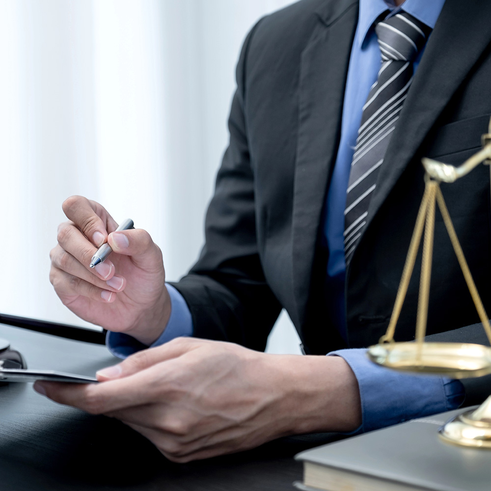 abogado-prestando-servicios-consulta